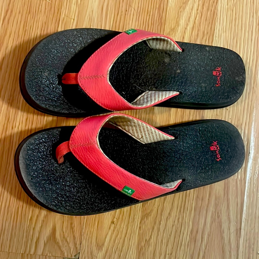 Sanuk flip flops.